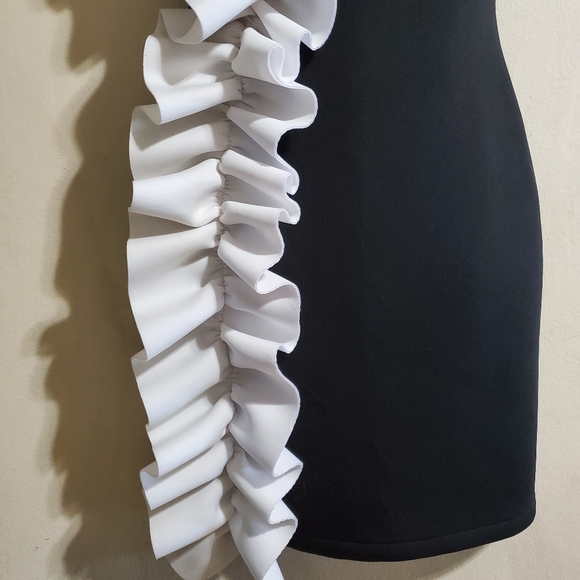 La Patean Dress Black white side Ruffle Size 12 - Picture 3 of 6